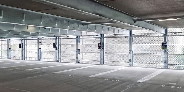 Garage mit Ladesäulen