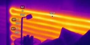 Mittels Thermografie kann die Wärmeverteilung von Heizkörpern untersucht oder Schwachstellen an anderen Materialien des Baus untersucht werden. Auf gleichbleibende Untersuchungsbedingungen ist zu achten. Foto: IBO
